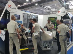 Des personnes observant les produit du stand de la société COSE