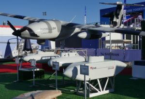 Stand en plein air montrant le Pod XPlorer de COSE et le drone Patroller de Safran