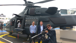 Démonstration d'utilisation de Strike Deux personnes observant une démonstration d'un utilisateur du stabilisateur de tirs, STRIKE